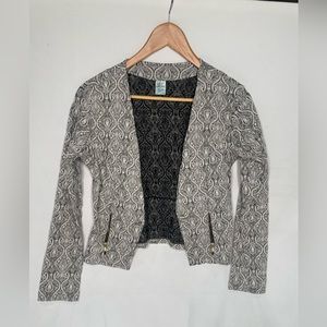 Form fitted L blazer, black & white, stretchy material, made in Colombia